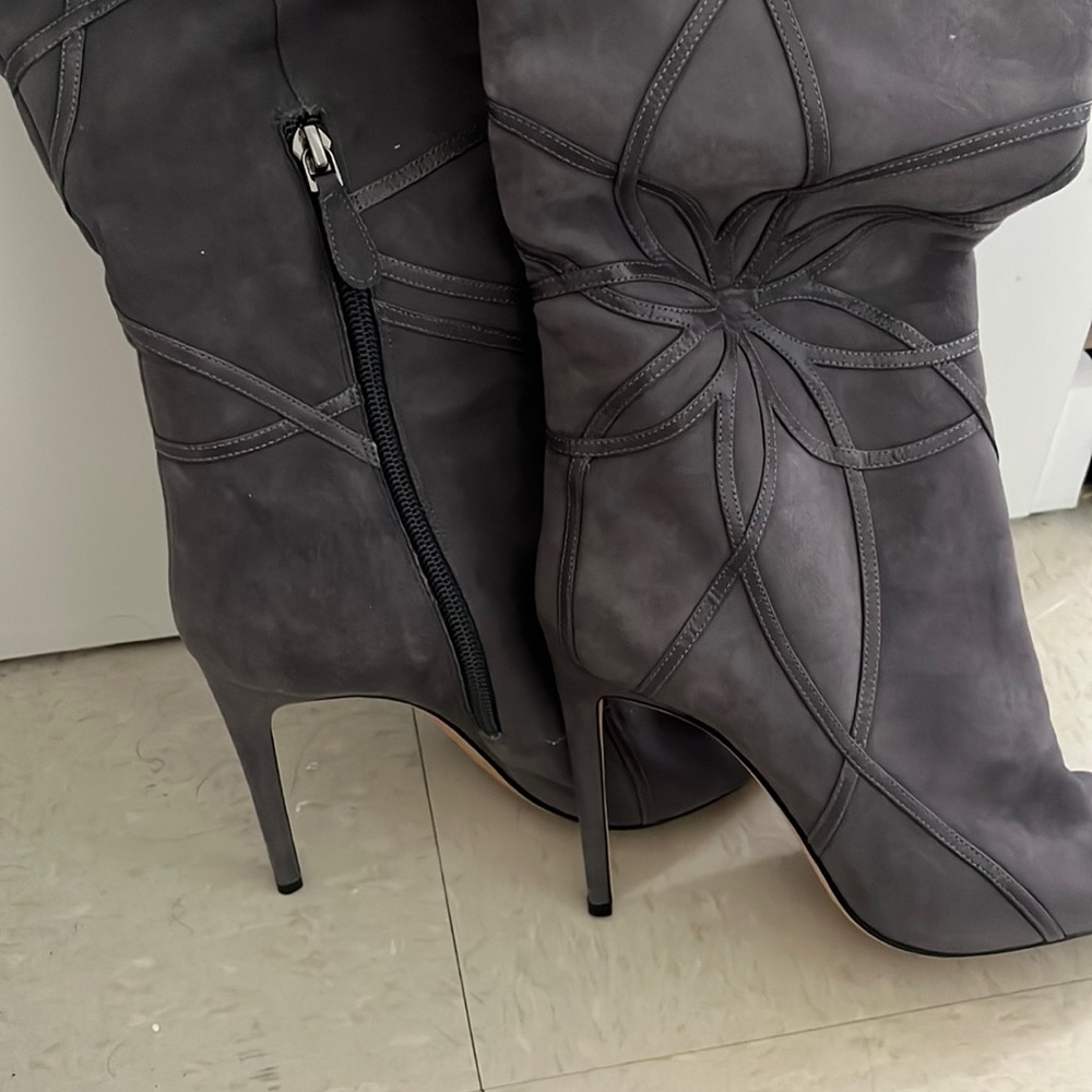 BOTA SALTO ALTO SUEDE /NAPPA KISS CHARCOAL GRAY
JORDYN BOOT ALEXENDRE BIRMAN